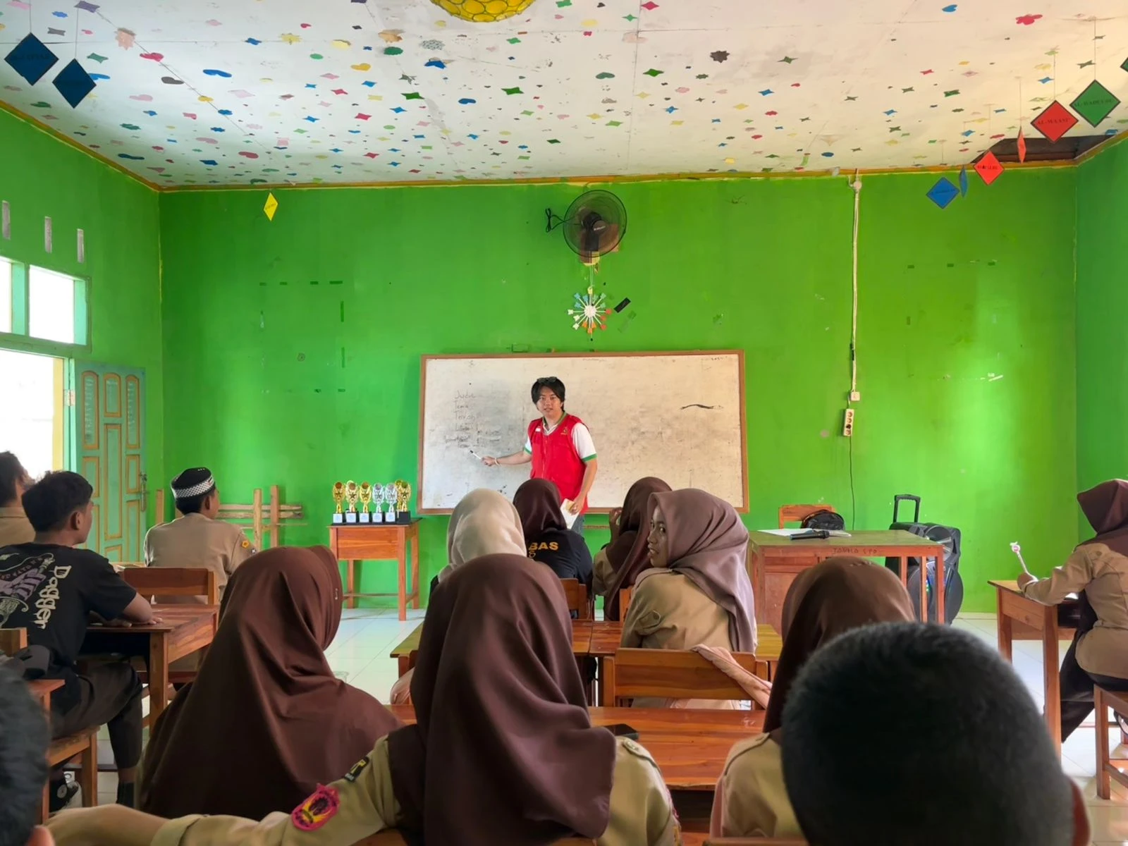 Mahasiswa KKN Tematik Literasi Unhas Gel.114 saat membimbing siswa MA Muhammadiyah Tombo-Tombolo dalam program 